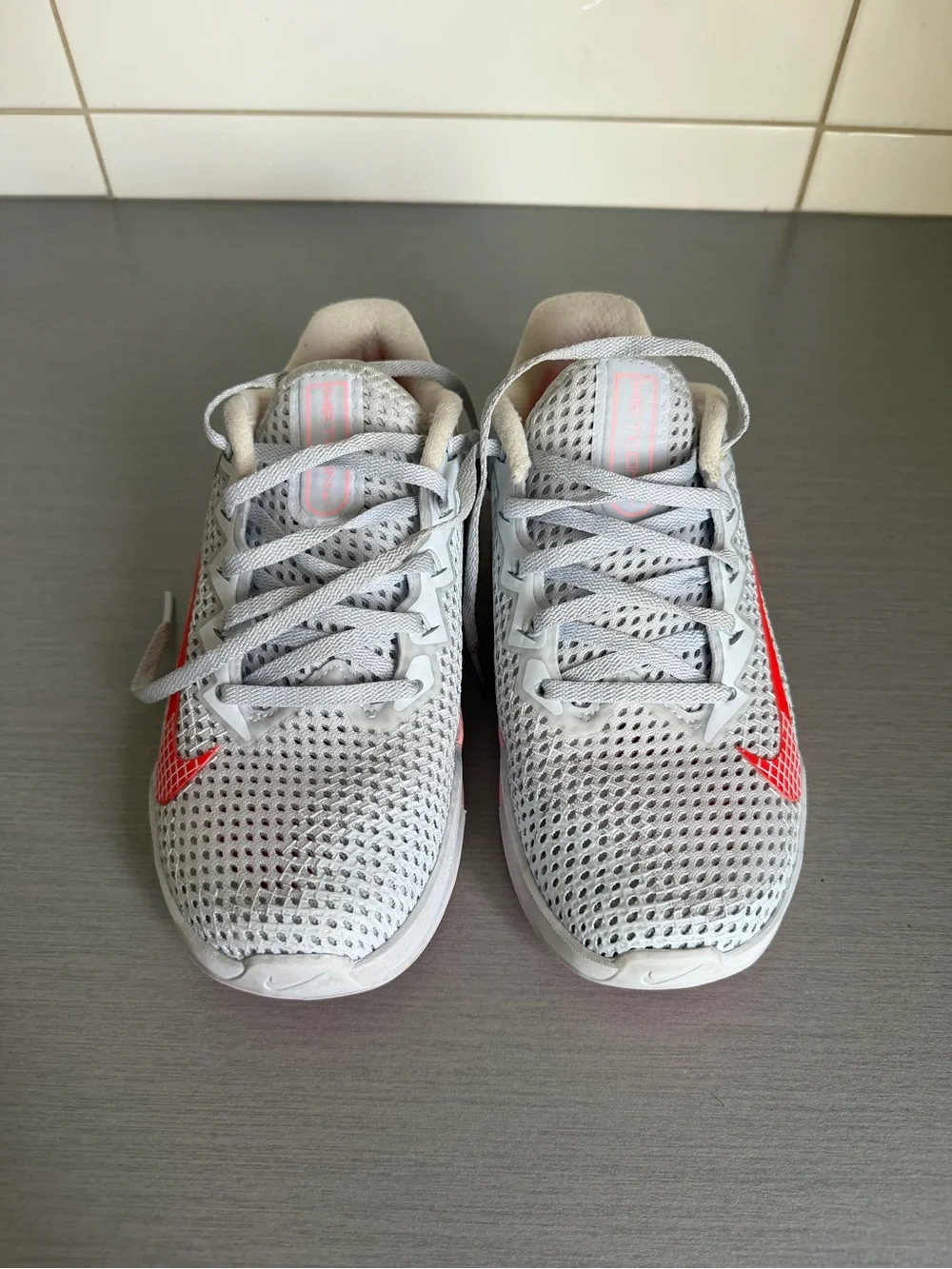 Nike Metcon 6 Grey & Pink Training Shoes with Red Swoosh - Picture 5 of 7